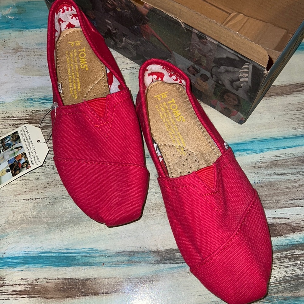 NWT Toms-Red